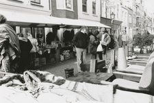 862057 Afbeelding van het winkelend publiek op een rommelmarkt in de Willemstraat in Wijk C te Utrecht, ter hoogte van ...